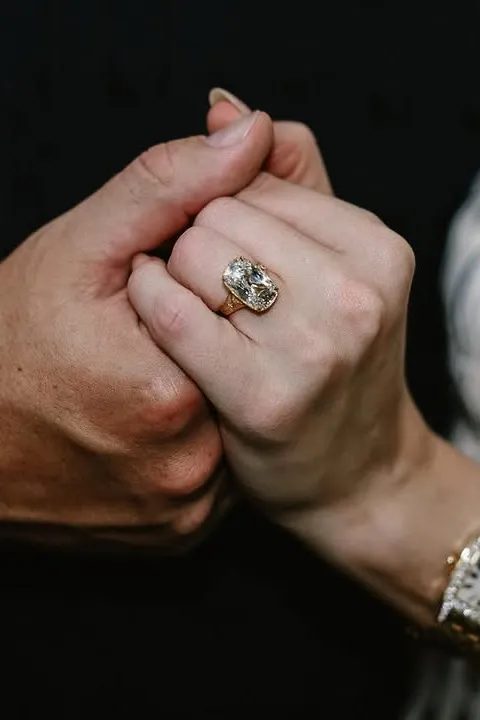 El anillo de boda de Taylor Swift tiene más historia de la que parece