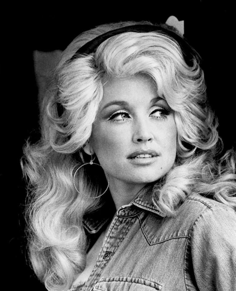 Los looks más icónicos de Dolly Parton: la mujer que convirtió el country en glamour
