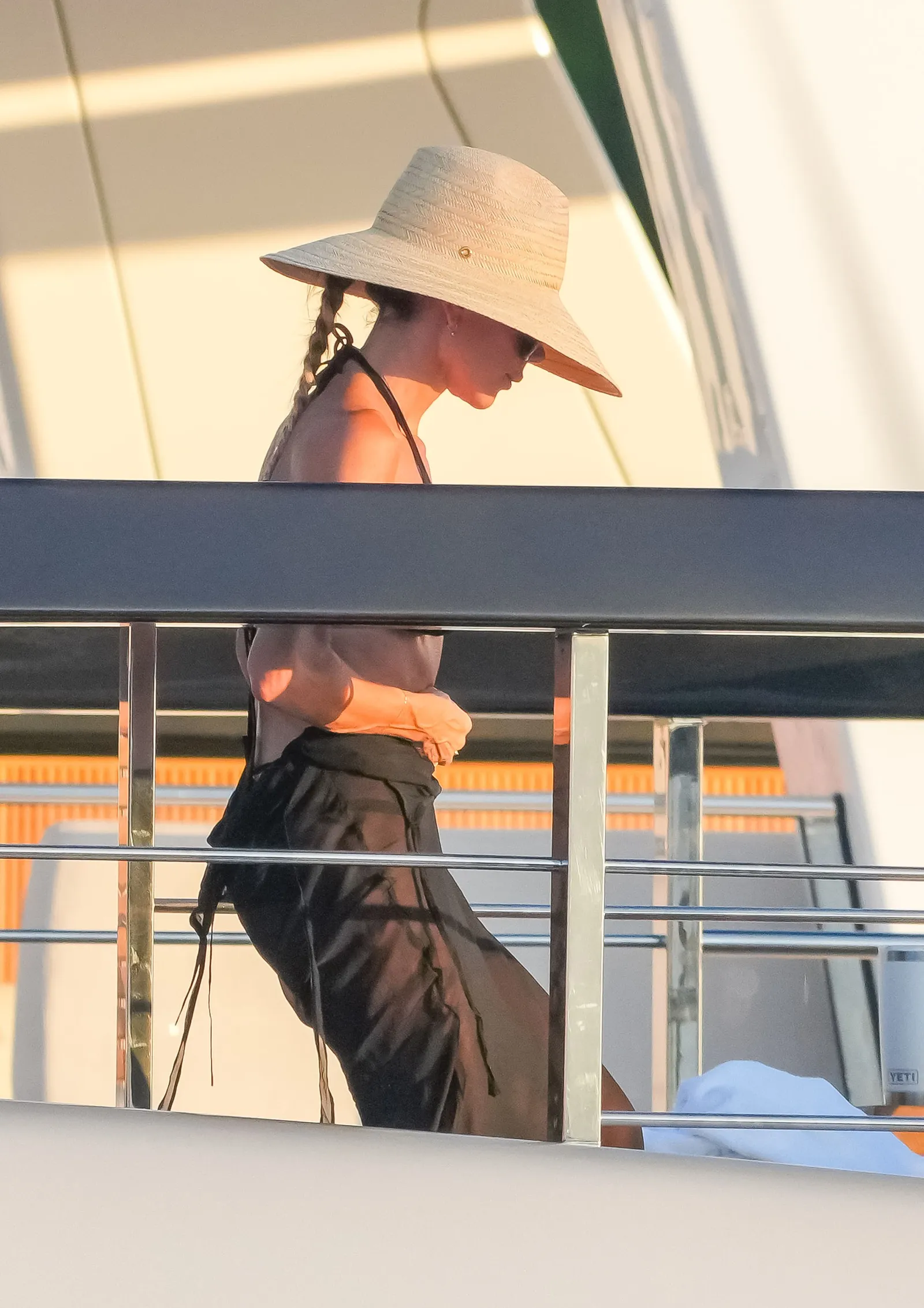 Victoria Beckham tiene claro cómo protegerse del sol este verano