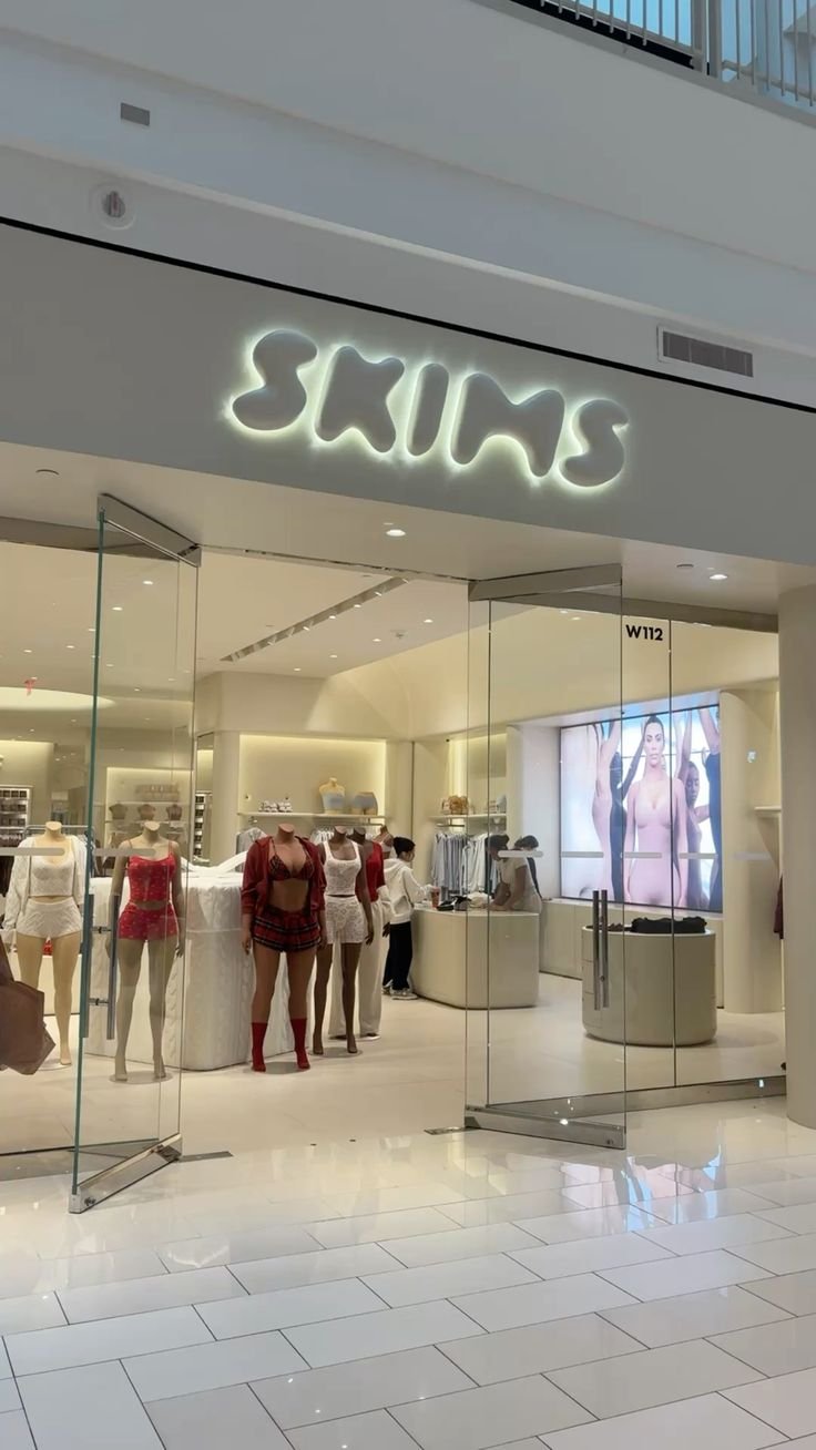 SKIMS tiene una venta secreta con camisetas, pantalones y vestidos por menos de $50