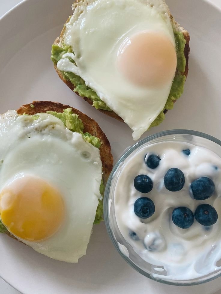 El desayuno de huevo y yogur griego que ayuda a empezar el día con más proteína y saciedad